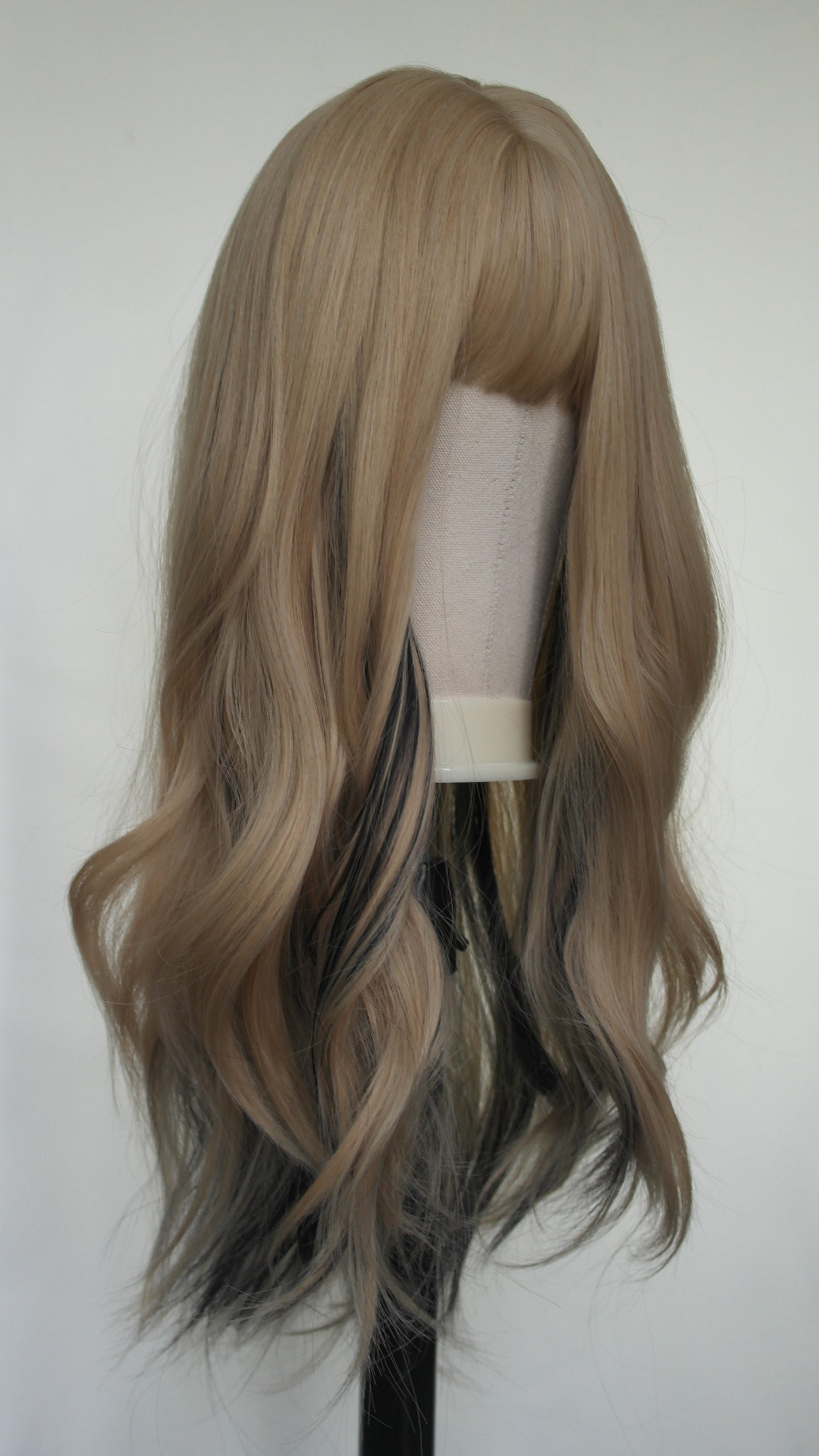 Peluca sintética larga rubia dorada y con mechas negras