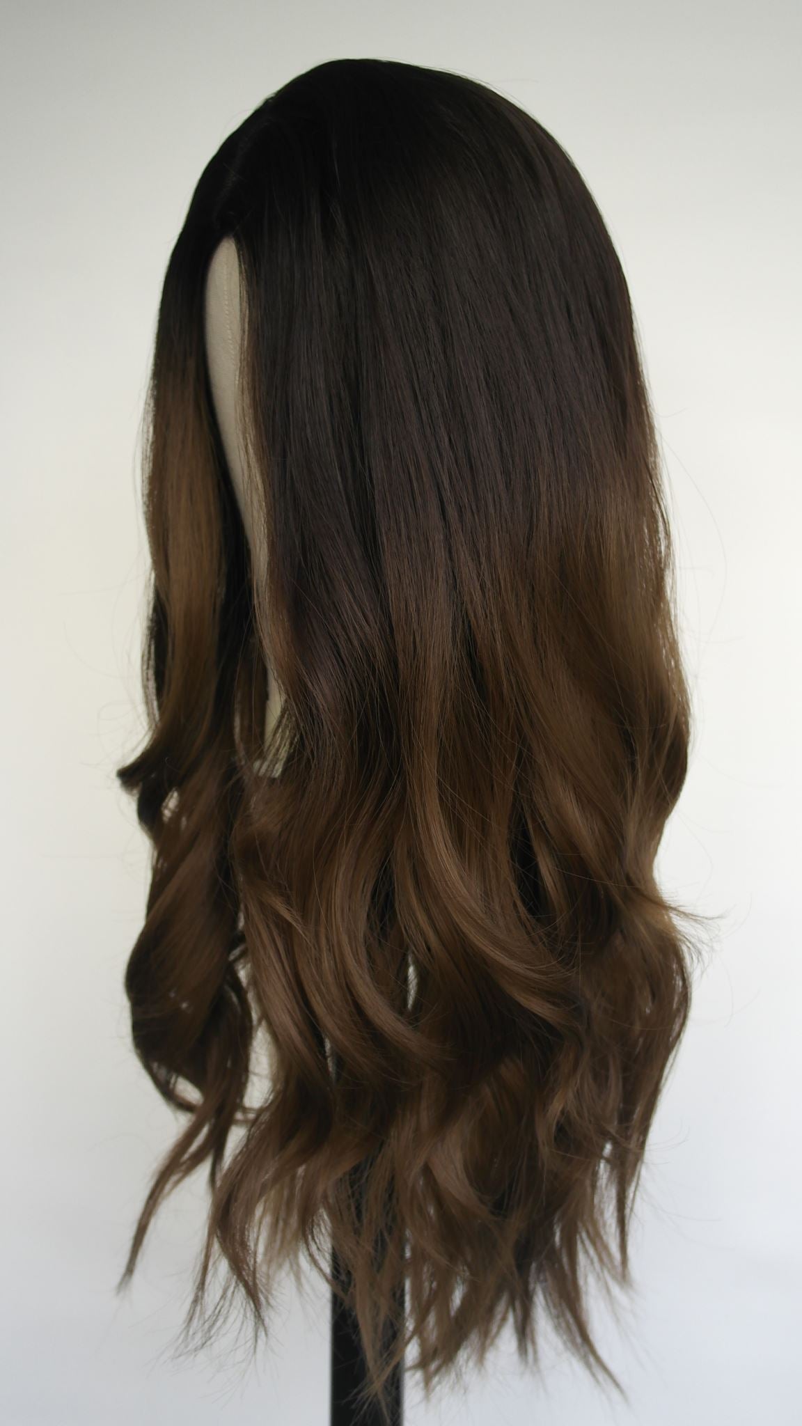Peluca Ondulada Suave Sunkissed Ombre Castaña | Frente Duro 22"