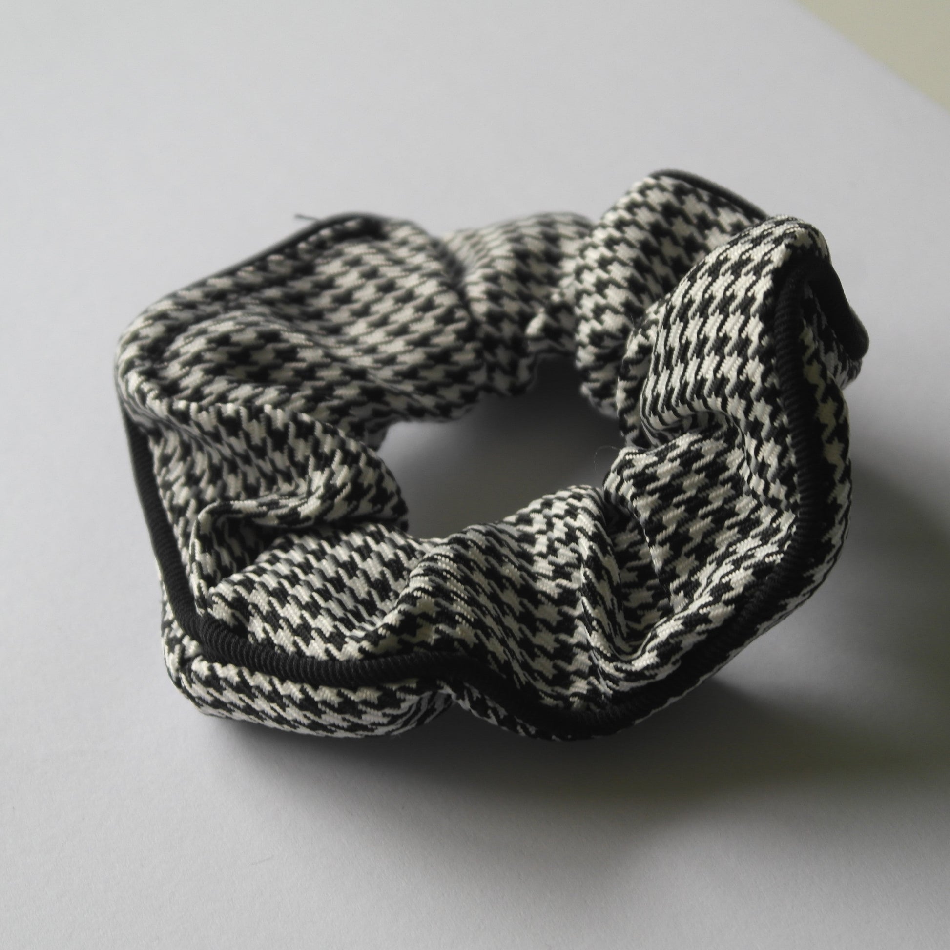 Black and white houndstooth monochrome scrunchie hair accessory New Zealand