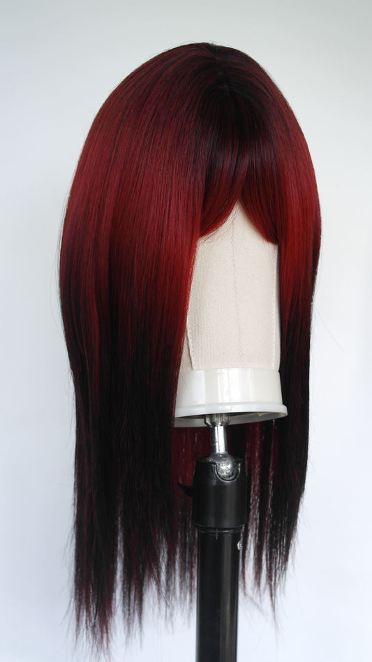 Peluca con flequillo degradado de rojo a negro