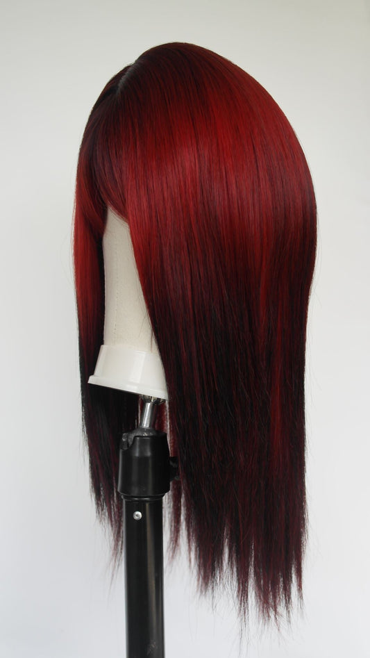 Peluca con flequillo degradado de rojo a negro